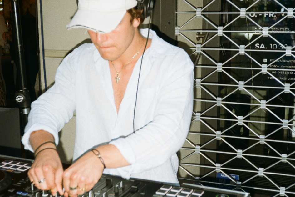 Mann am DJ Pult