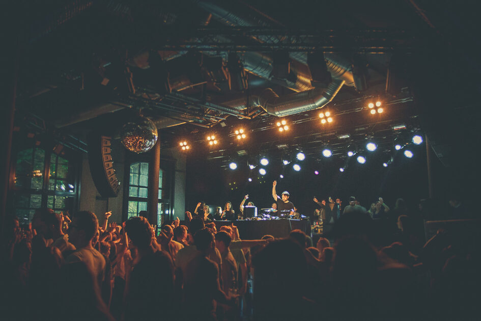 DJ am Pult in einem Club