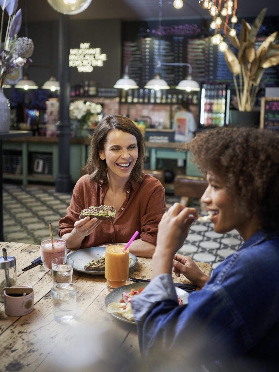 Zwei Frauen im Cafe