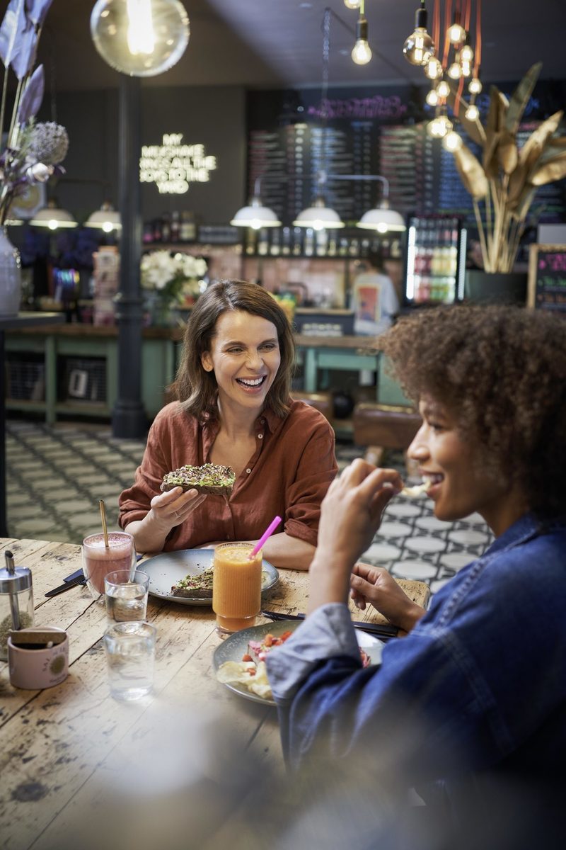 Zwei Frauen im Cafe