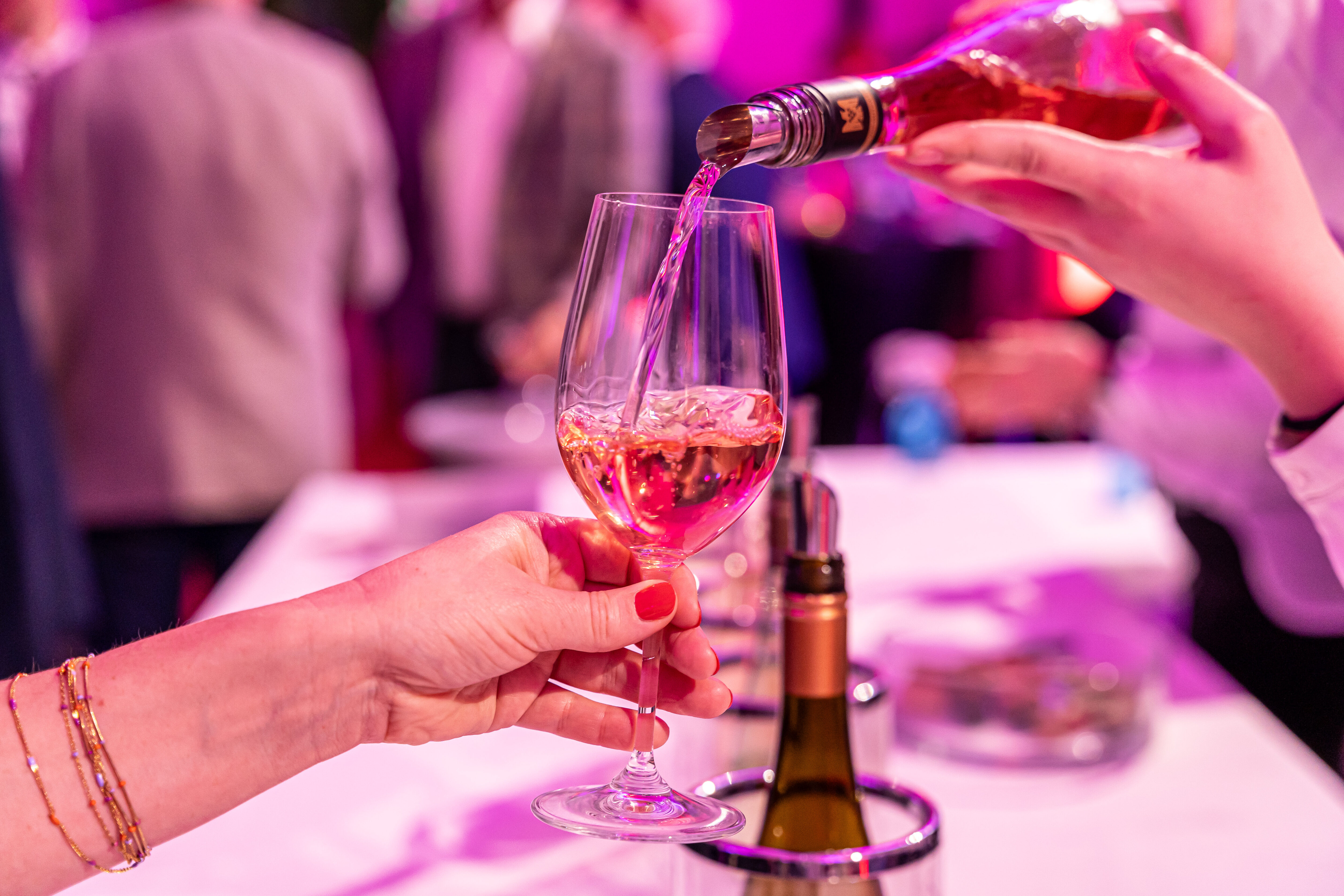 Sektgläser werden befüllt