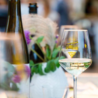 Weinglas auf einem Tisch vor unschwarfem Hintergrund