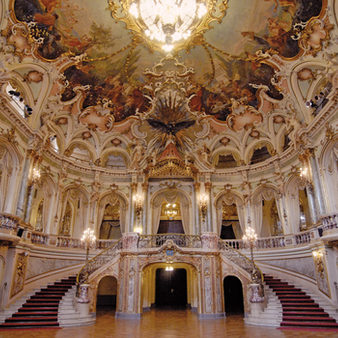 Reich verzierte Flügeltreppe im Hessischen Staatstheater