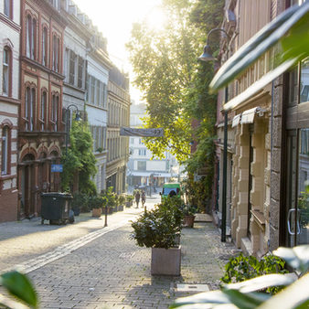 Blick auf beleuchtete Straße