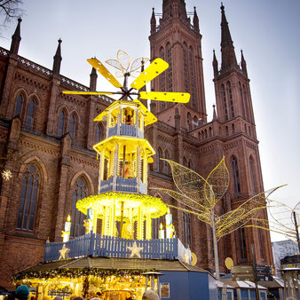 Pyramide und Marktkirche beim Sternschnuppenmarkt in Wiesbaden