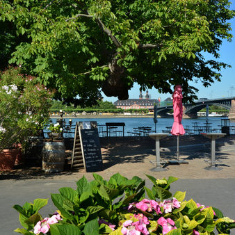 Blick auf die Theodor-Heuß-Brücke in Kastel