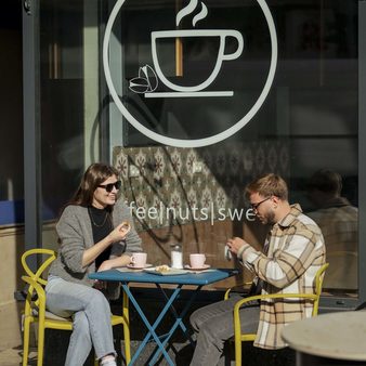 Kaffeetrinken in der Sonne vor dem Café