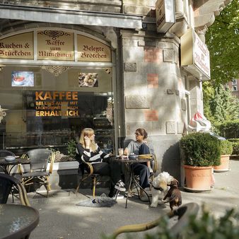 Frauen unterhalten sich im Außenbereich eines Cafés