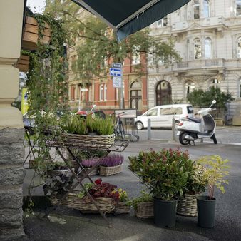 Blumengeschäft vor einer typischen Wiesbadener Häuserfassade