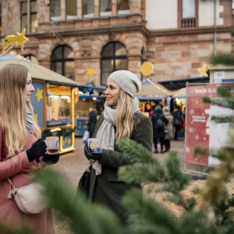 Zwei Frauen auf dem Sternschnuppenmarkt.