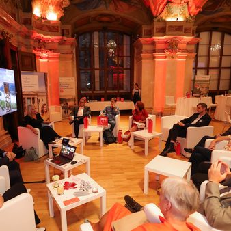 Menschen sitzen auf dem Sofa in der Runde