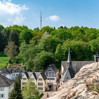 Frauenstein zur Kirschblüte - Ein Stück vom Ortskern samt Kirche