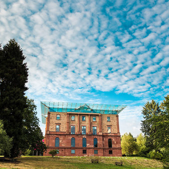 Jagdschloss Platte vor strahlend blauem Himmel mit Schäfchenwolken