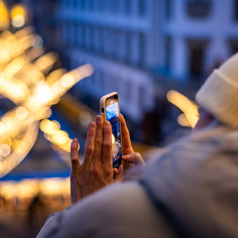 Frau fotografiert von einem Balkon