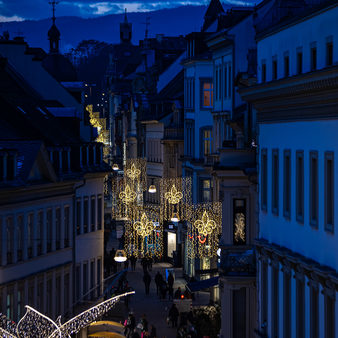 Weihnachtslichter in einer sonst dunklen Straße