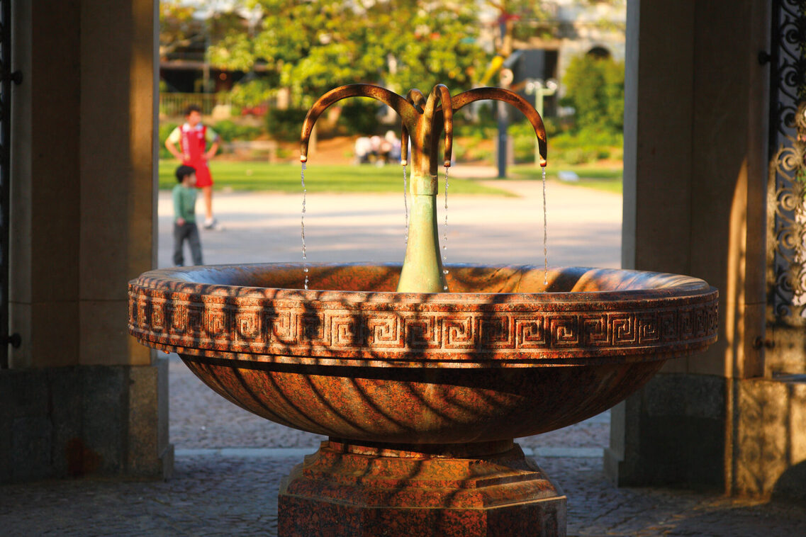 Kochbrunnenquelle im Dunkeln