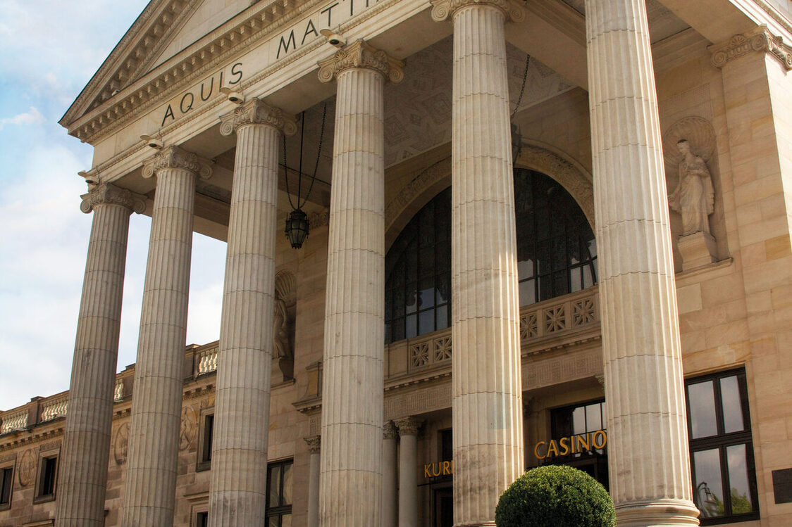 Kurhaus'un girişinin önündeki sütunlar