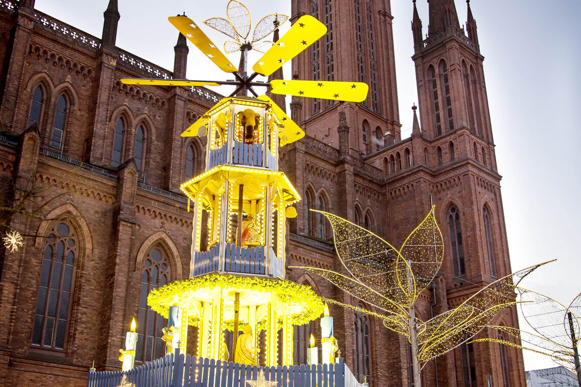 Pyramide und Marktkirche beim Sternschnuppenmarkt in Wiesbaden