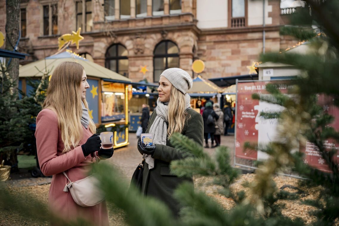 Zwei Frauen auf dem Sternschnuppenmarkt.