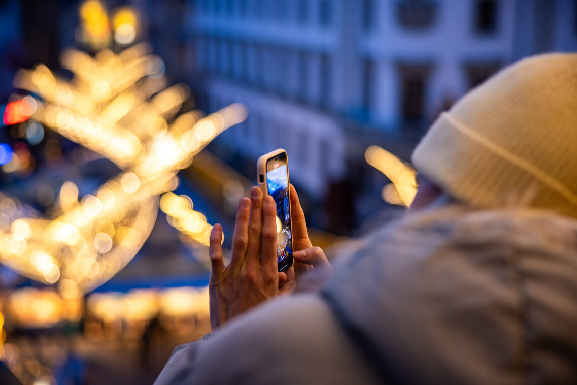 Frau fotografiert von einem Balkon