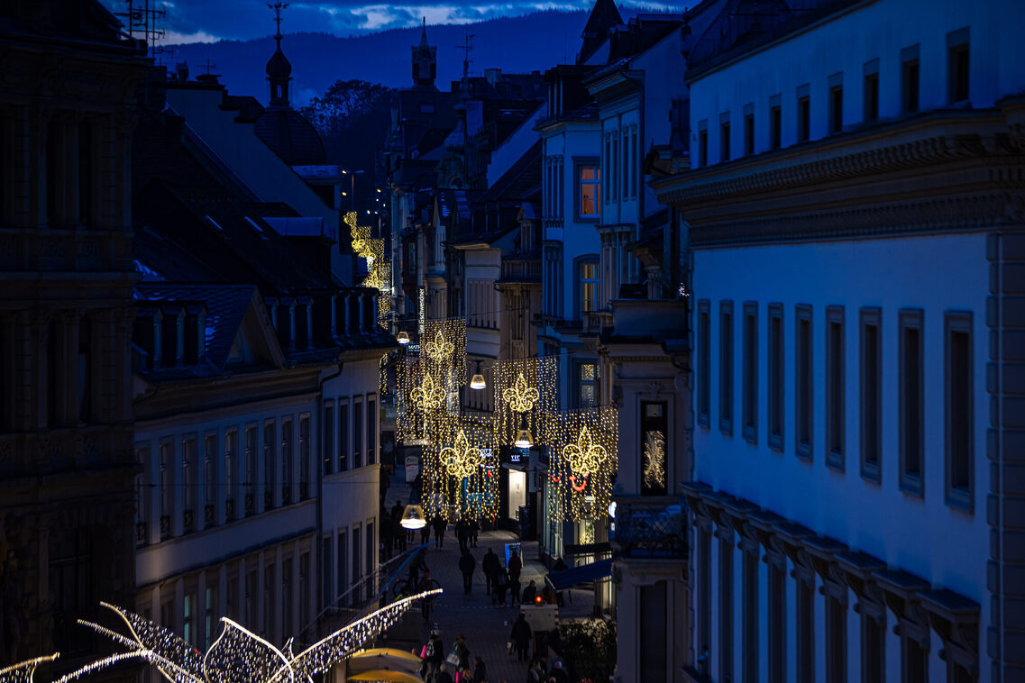 Weihnachtslichter in einer sonst dunklen Straße
