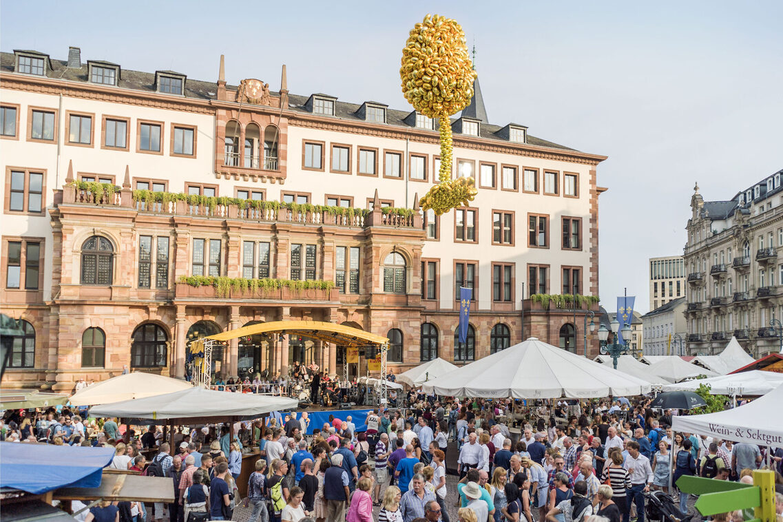 Das Weinfest in vollem Gang mit Bühne vor dem Rathaus