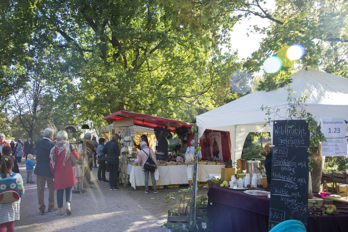 Ein Blick auf Stände des Stadtfestes