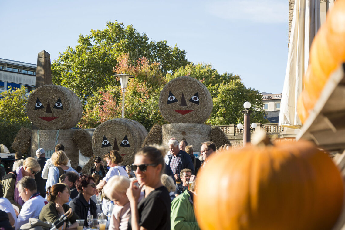 Ein Blick auf Stände des Stadtfestes