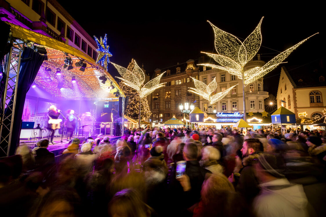 Der Wiesbadener Sternschnuppenmarkt 2018 mit Blick auf Bühne und Altes Rathaus