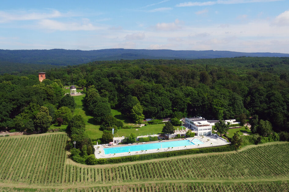 Vue aérienne de l'Opelbad sur le Neroberg, au cœur du vignoble