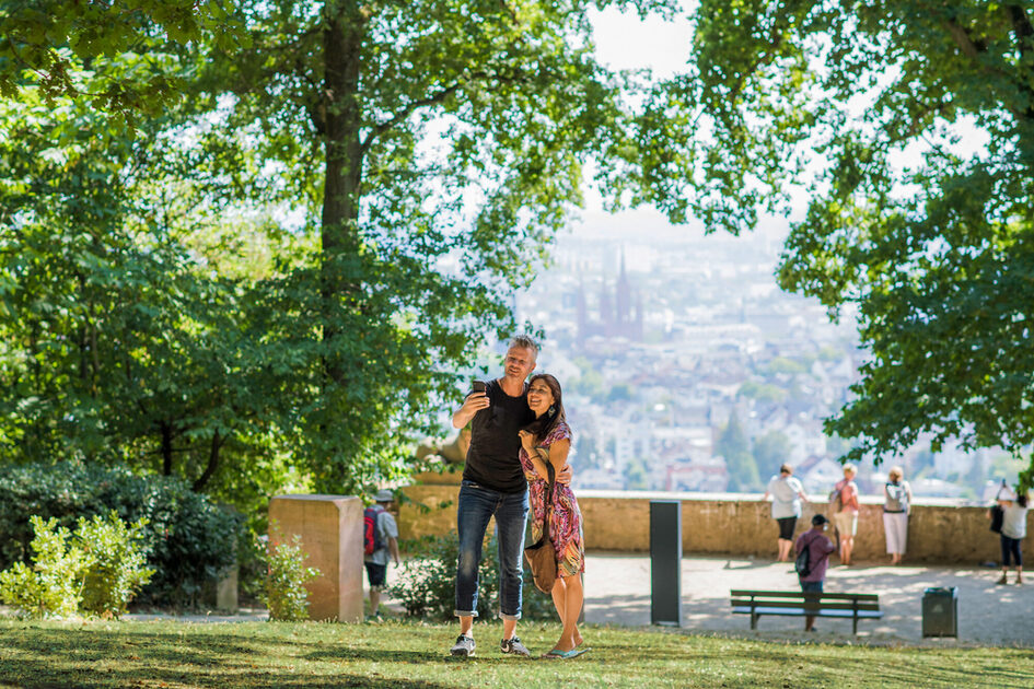 Un homme et une femme prennent un selfie sur le Neroberg