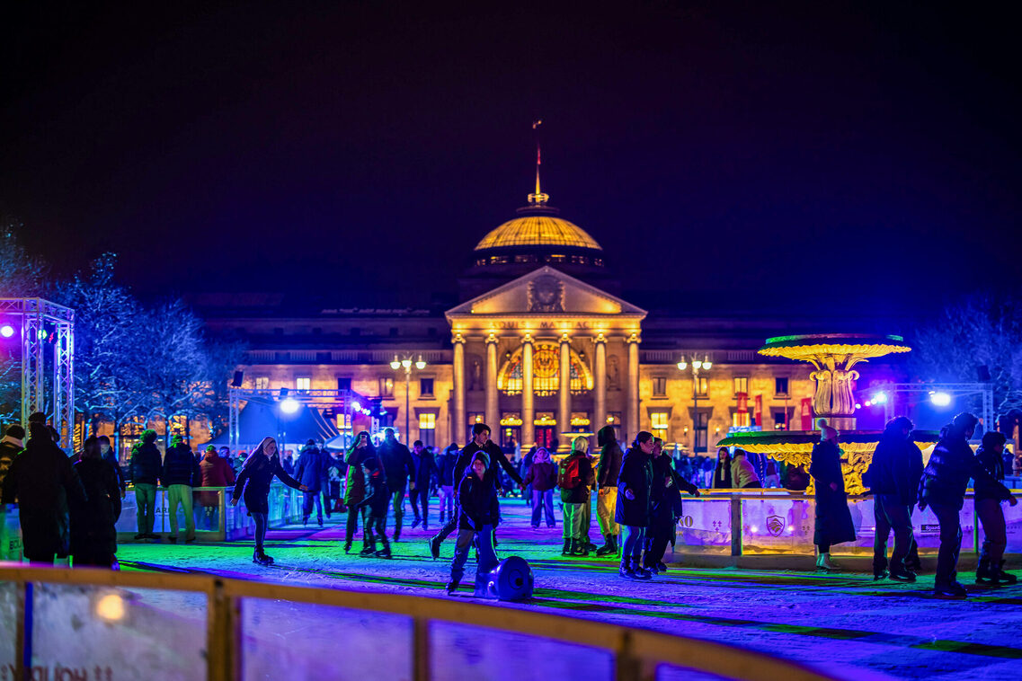Beleuchtetes Kurhaus mit Eisbahn