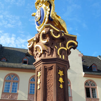 Der Brunnen mit dem goldenen Löwen vor dem Wiesbadener Standesamt