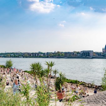 Bastion von Schoenborn am Rheinufer mit Blick nach Mainz und zahlreichen Menschen in Liegestühlen