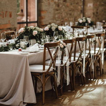 Hochzeitstische mit Blumengestecken