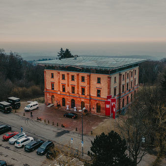 Jagdschloss Platte vor vernebeltem Wiesbaden-Ausblick