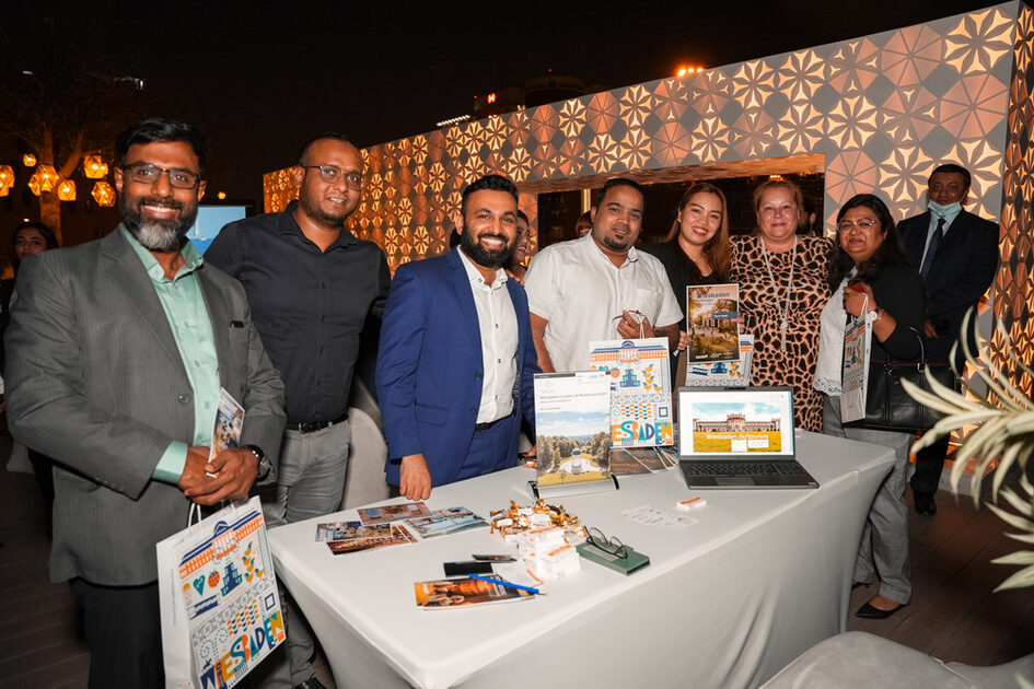 Avec des clients à Doha