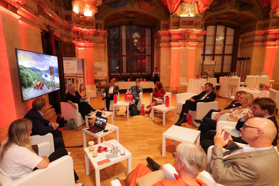 Des gens assis sur un canapé en rond
