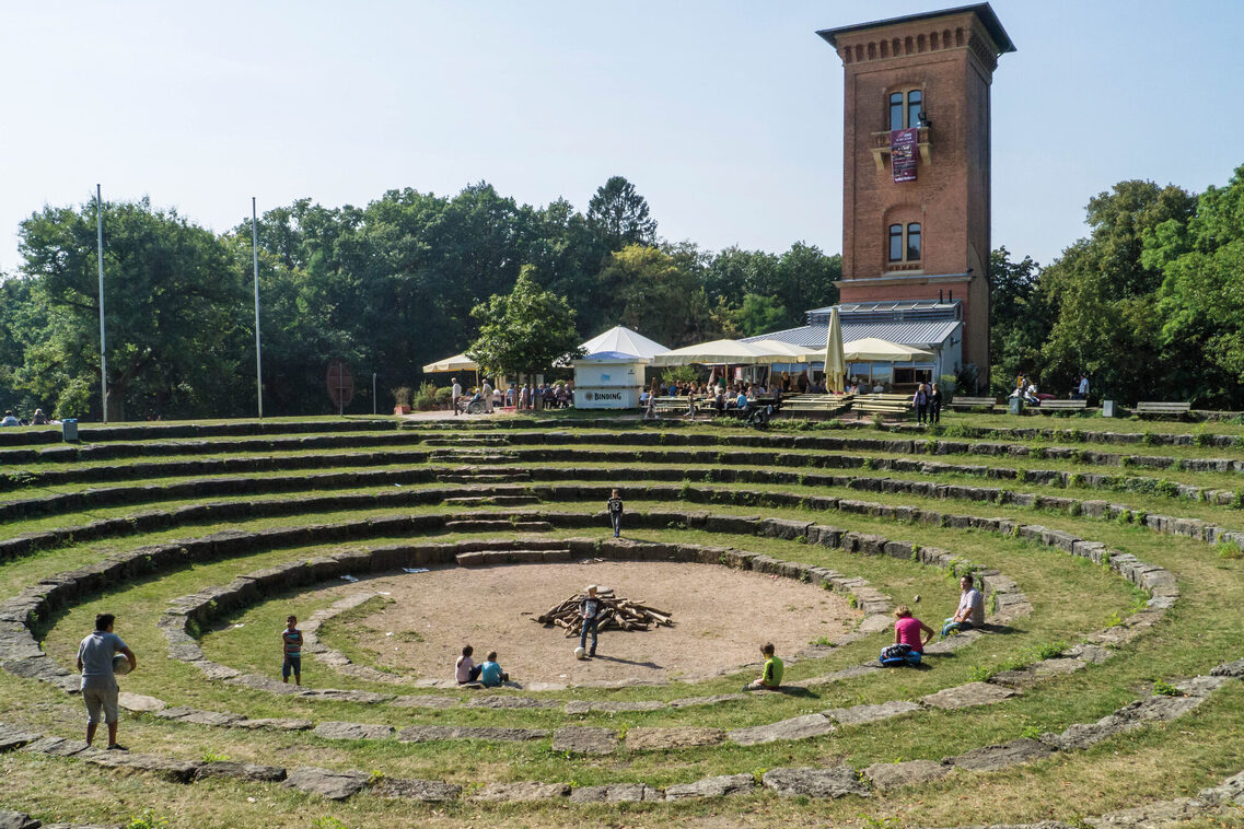 Adventure hollow on the Neroberg, circular stone steps with green area