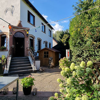 Ein Haus samt Garten für Essen unter freiem Himmel