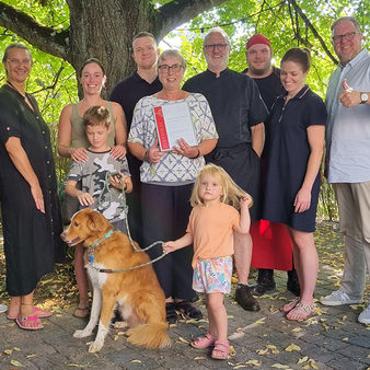 Team Hinkelhaus - viele Frauen und Männer sowie Hund und Kinder