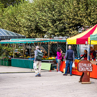 Marktstände mit Obst- und Gemüse auf dem Nachmittags-Wochenmarkt.