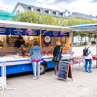 Marktstände mit Obst- und Gemüse auf dem Nachmittags-Wochenmarkt.