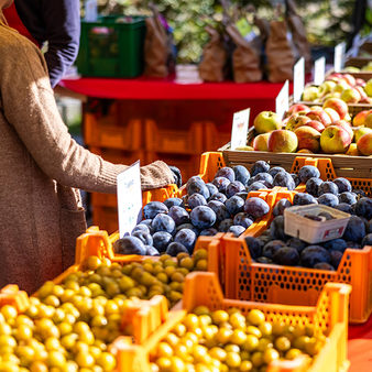 Marktstände mit Obst- und Gemüse auf dem Nachmittags-Wochenmarkt.