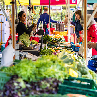 Marktstände mit Obst- und Gemüse auf dem Nachmittags-Wochenmarkt.