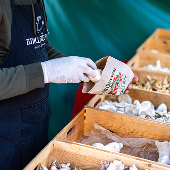 Marktstände mit Obst- und Gemüse auf dem Nachmittags-Wochenmarkt.