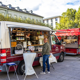 Marktstände mit Obst- und Gemüse auf dem Nachmittags-Wochenmarkt.