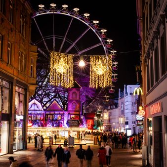Weihnachtliches Wiesbaden - Leuchtvorhänge in der Innenstadt