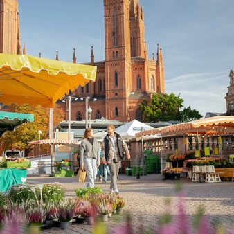 Ein Mann und eine Frau auf dem Wochenmarkt