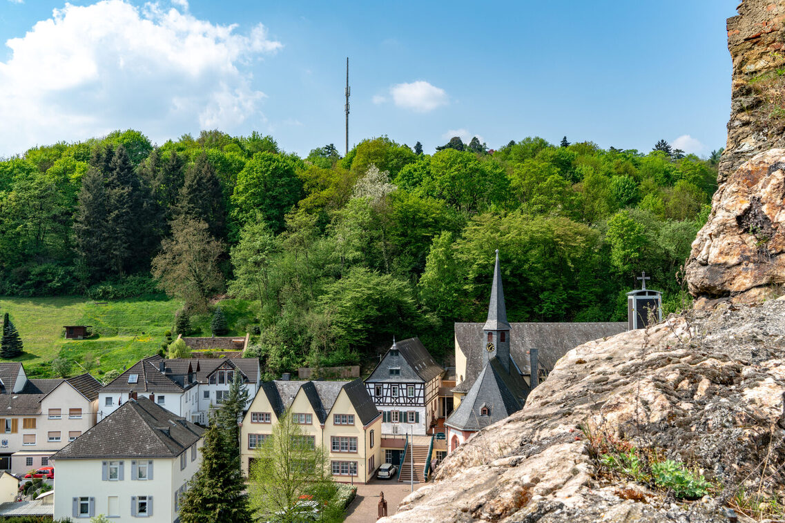 Frauenstein zur Kirschblüte - Ein Stück vom Ortskern samt Kirche